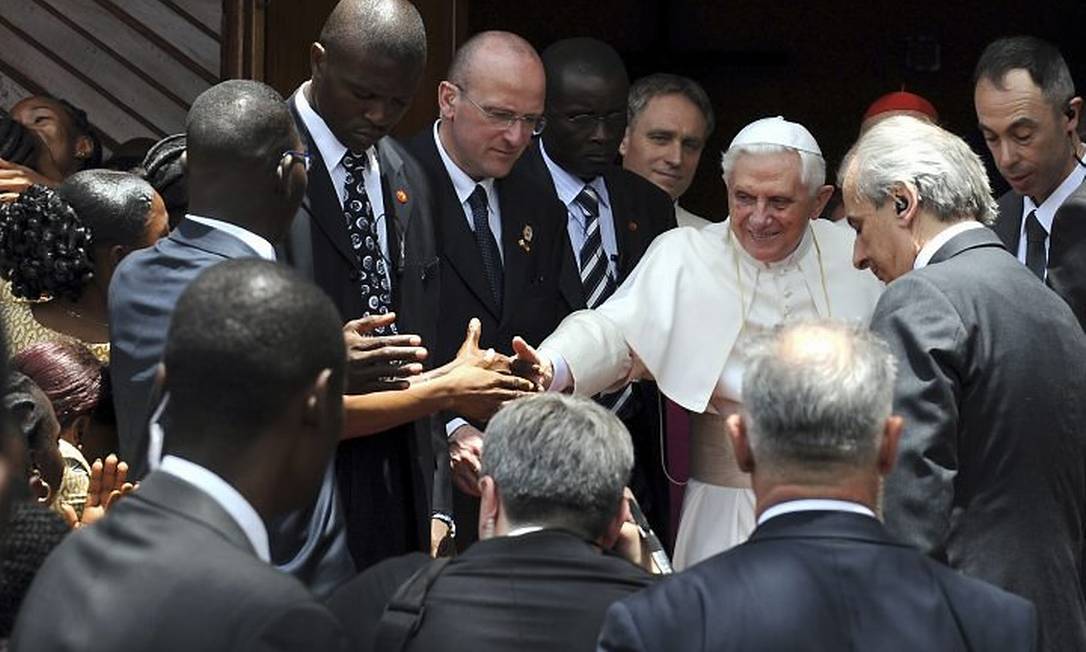 O Papa Bento XVI cumprimenta fiéis ao sair de encontro com bispos em Iaundê - Reuters