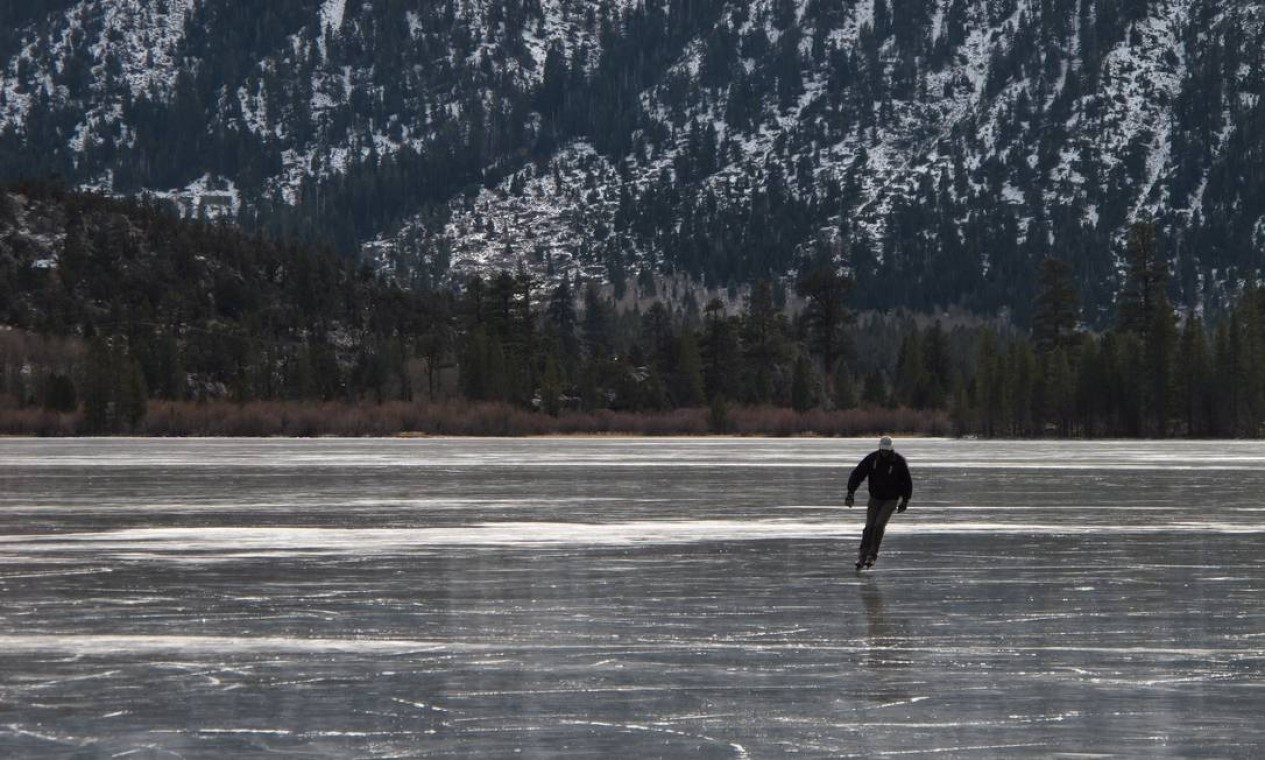 Entre as belezas dos arredores de Mammoth Lakes está o Lago Silver, que, no inverno, vira um rinque de patinação no gelo Foto: Eduardo Maia / O Globo