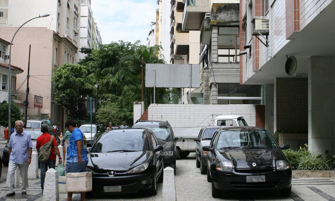 Escritório transforma calçada em estacionamento de carros - Direto