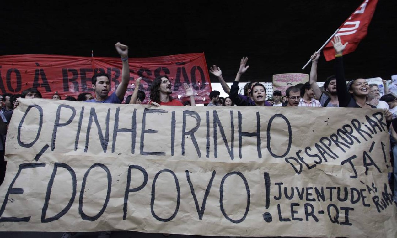 Manifestantes protestam contra ação da polícia na reintegração de posse Foto: O Globo / Nelson Antoine