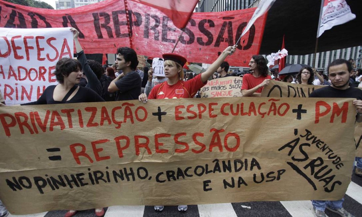 A passeata ocupou uma das faixas da Avenida Paulista, em SP, neste domingo Foto: O Globo / Nelson Antoine
