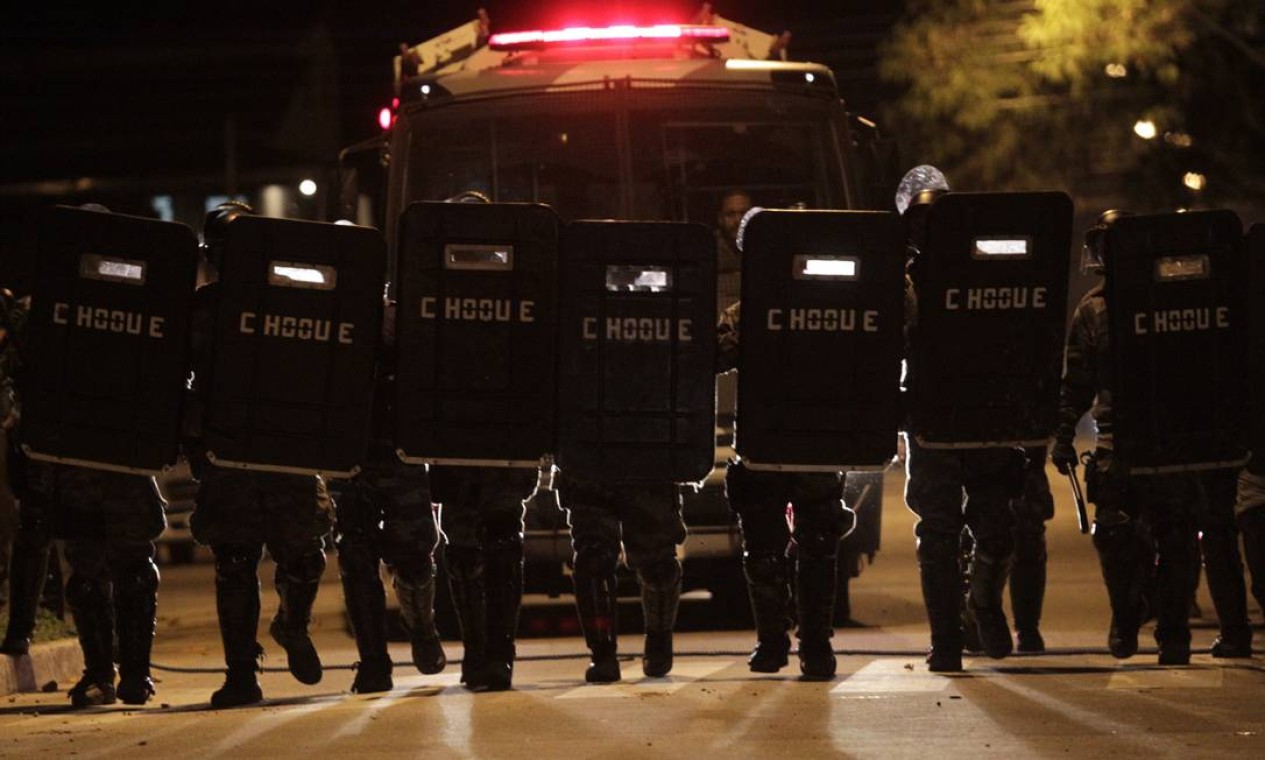 À noite, policiais e moradores voltaram a entrar em confronto Foto: O Globo / Marcos Alves