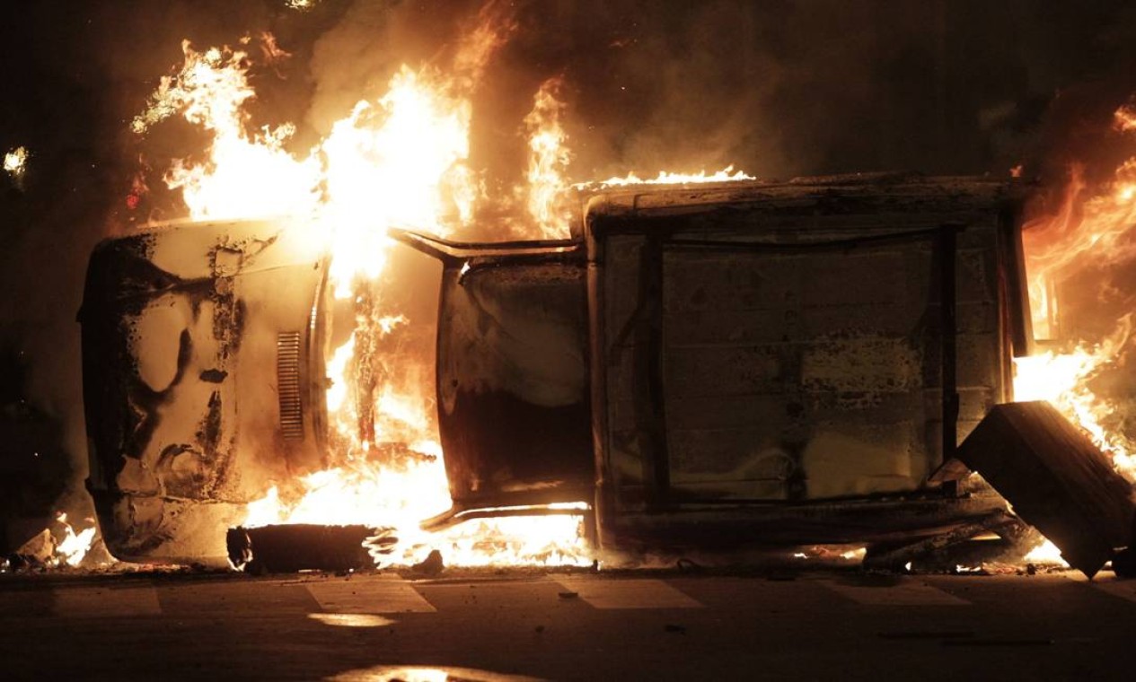 Moradores atearam fogo a um veículo em um dos acessos à área Foto: O Globo / Marcos Alves