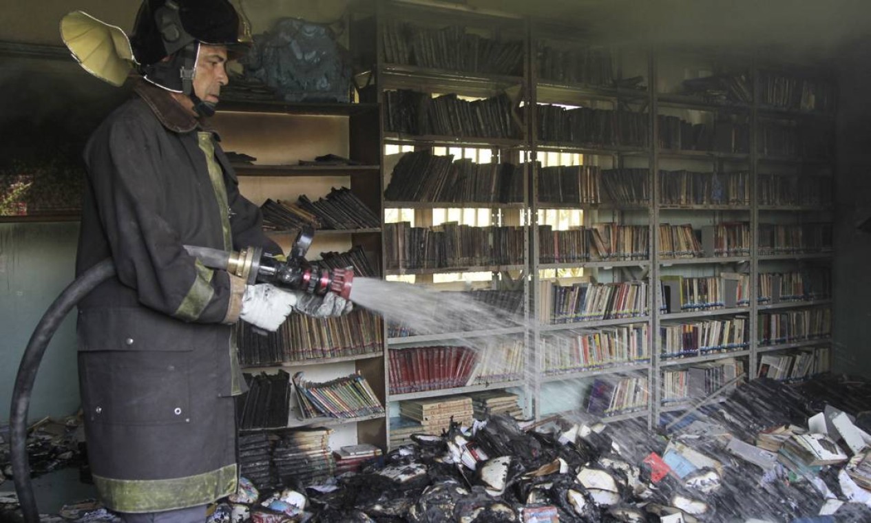 Biblioteca incendiada nas proximidades do Pinheirinho, em São José dos Campos (SP) Foto: Marcos Alves / O Globo