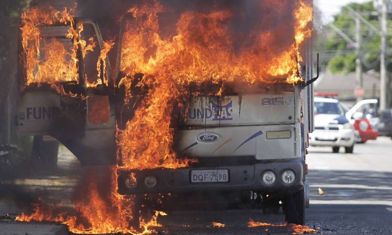 Ônibus foi incendiado nas proximidades de Pinheirinho, em São José dos Campos Foto: Marcos Alves / O Globo