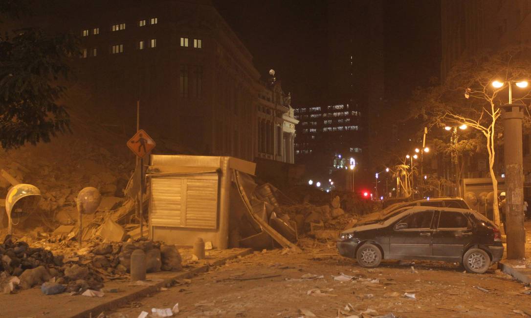 
Prédio desaba na Avenida Treze de Maio e causa cenário de guerra no Centro
Foto: Marcelo Piu / O Globo