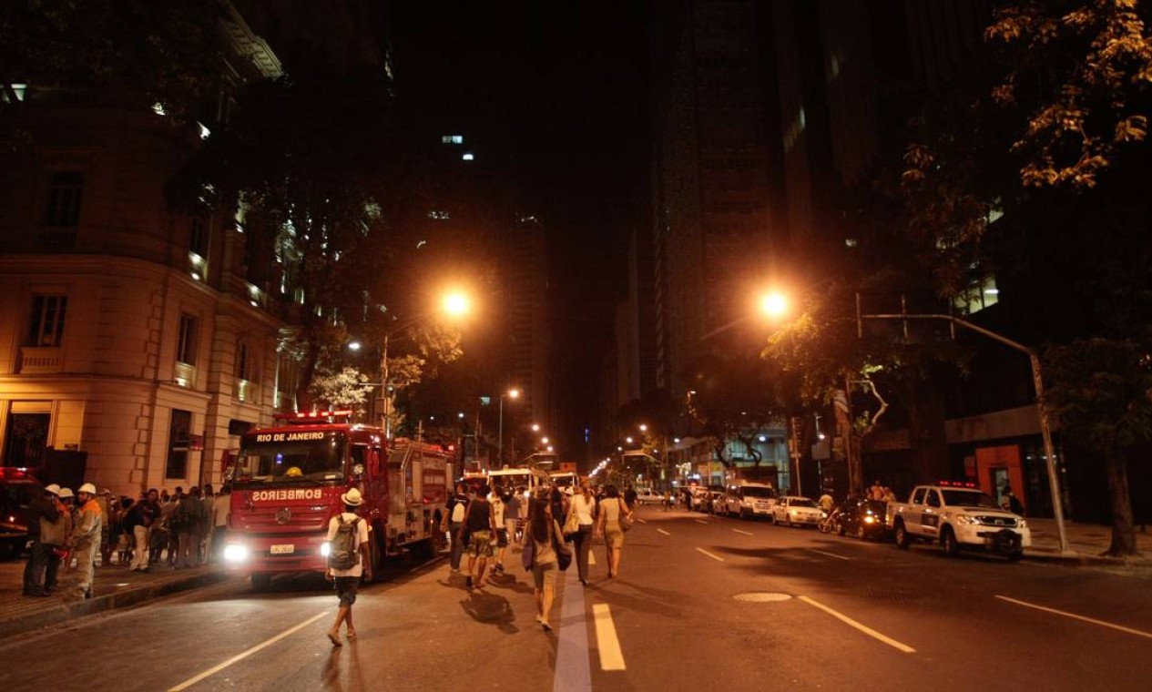 Carros de bombeiros na Avenida Rio Branco Foto: Pedro Kirilos / O Globo