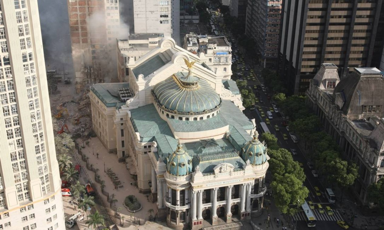 Foto aérea do Theatro Municipal e, ao fundo, o local onde três prédios desabaram na noite de quarta-feira Foto: Carlos Ivan / O Globo
