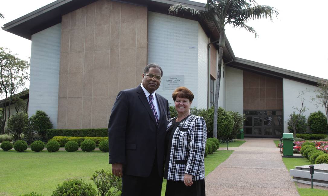 
O Presidente dos missionários, Marcus Martins, e esposa Mirian, em frente a Igreja de Jesus Cristo dos Santos dos Últimos Dias
Foto: O Globo / Michel Filho