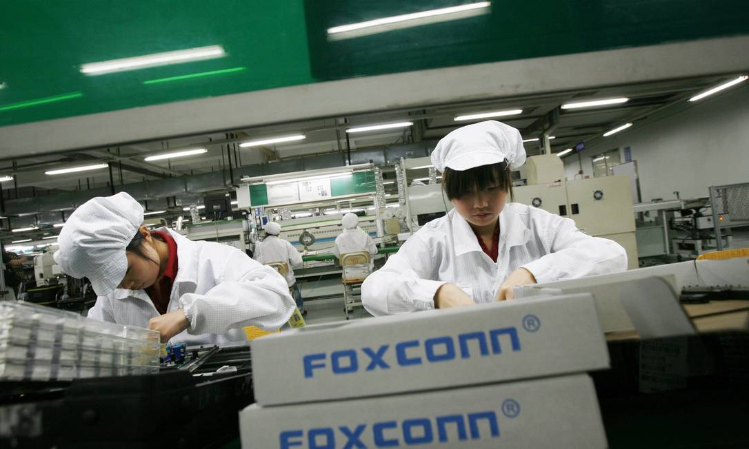 
Trabalhadores no interior da Foxxcon
Foto: Reuters