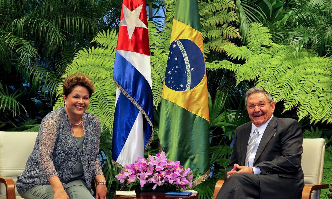 
Dilma durante reunião privada com presidente cubano, Raul Castro
Foto: Agência O Globo