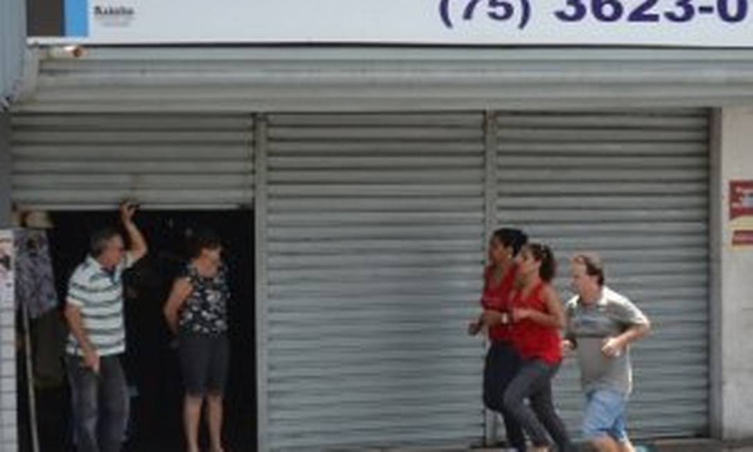 
Moradores correm em Feira de Santana, na Bahia, em meio a lojas que baixavam as portas
Foto: Foto do leitor Bruno Araújo