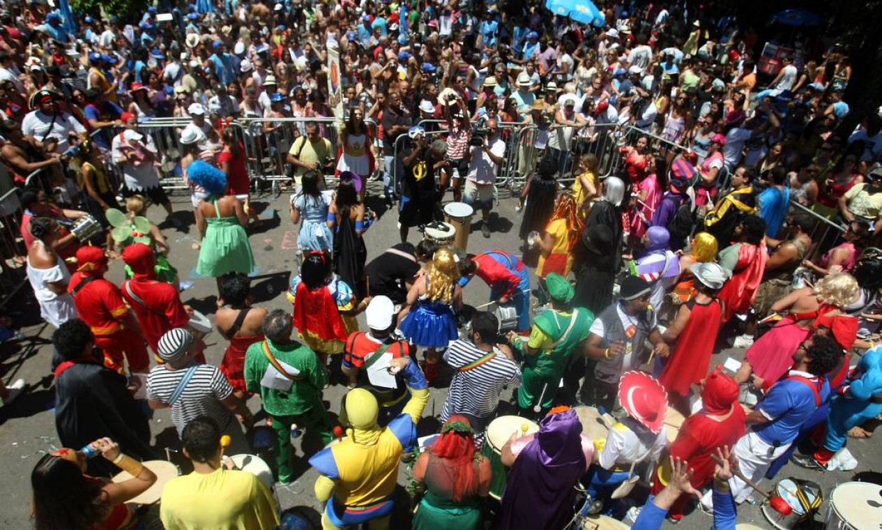 Uma banda com músicos fantasiados empolga a multidão no pré-carnaval Foto: Felipe Hanower / O Globo