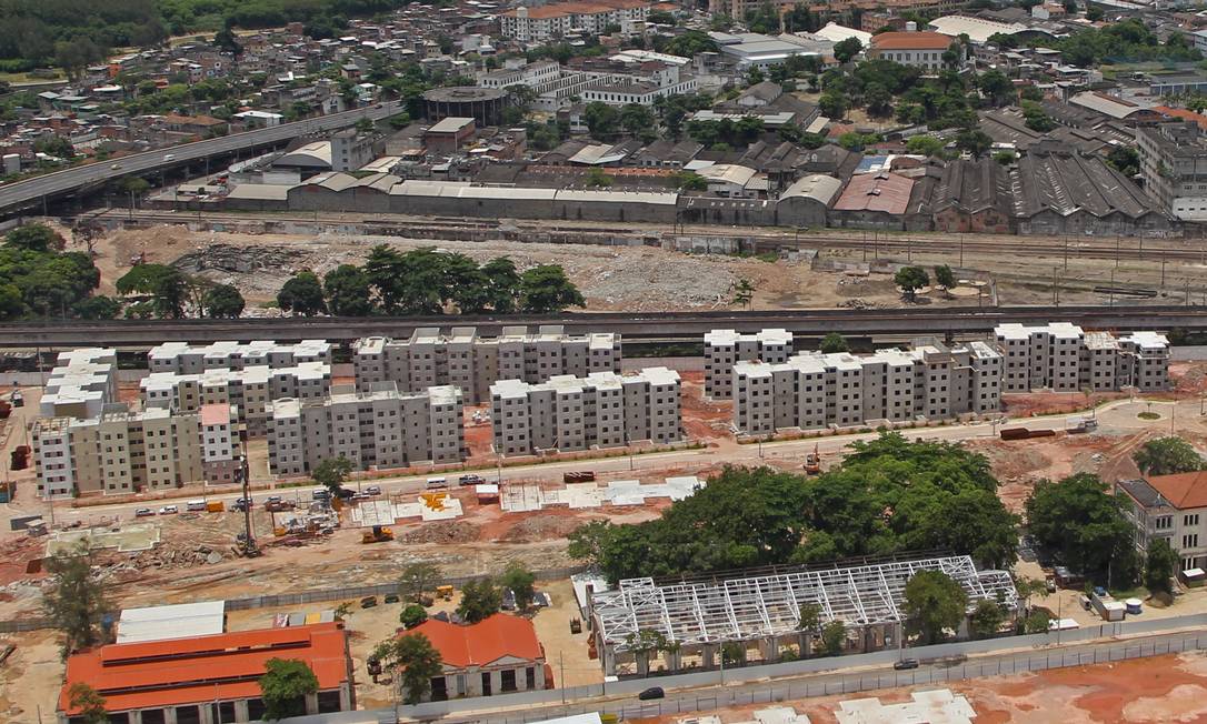 
As obras do projeto Morar Carioca, no bairro de Triagem, onde a prefeitura está construindo 2.240 unidades habitacionais populares
Foto: André Teixeira / O Globo