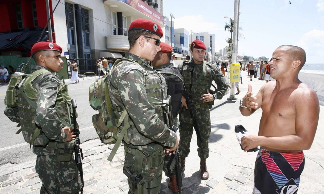 Banhista queixa-se de assalto com militares próximo ao Cristo da Barra Foto: Agência A Tarde