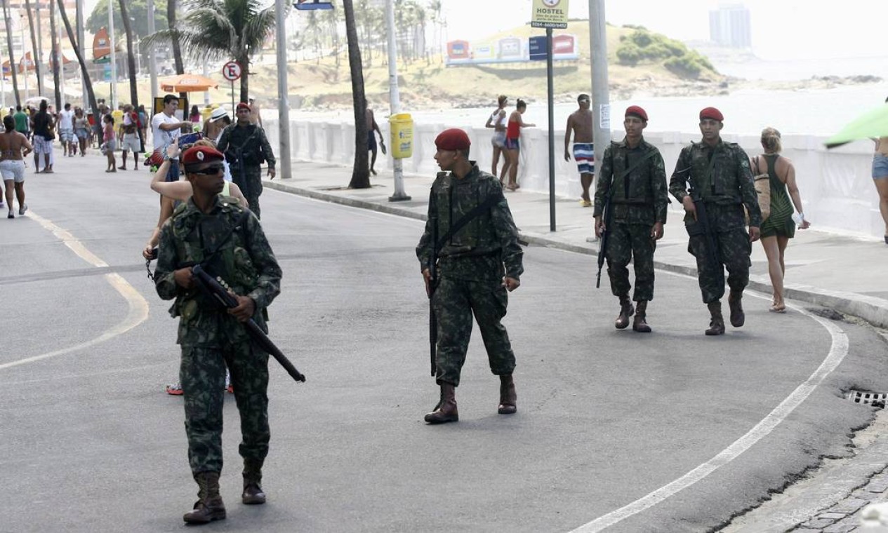 Os militares andam em grupos por toda a orla da capital baiana Foto: Agência A Tarde