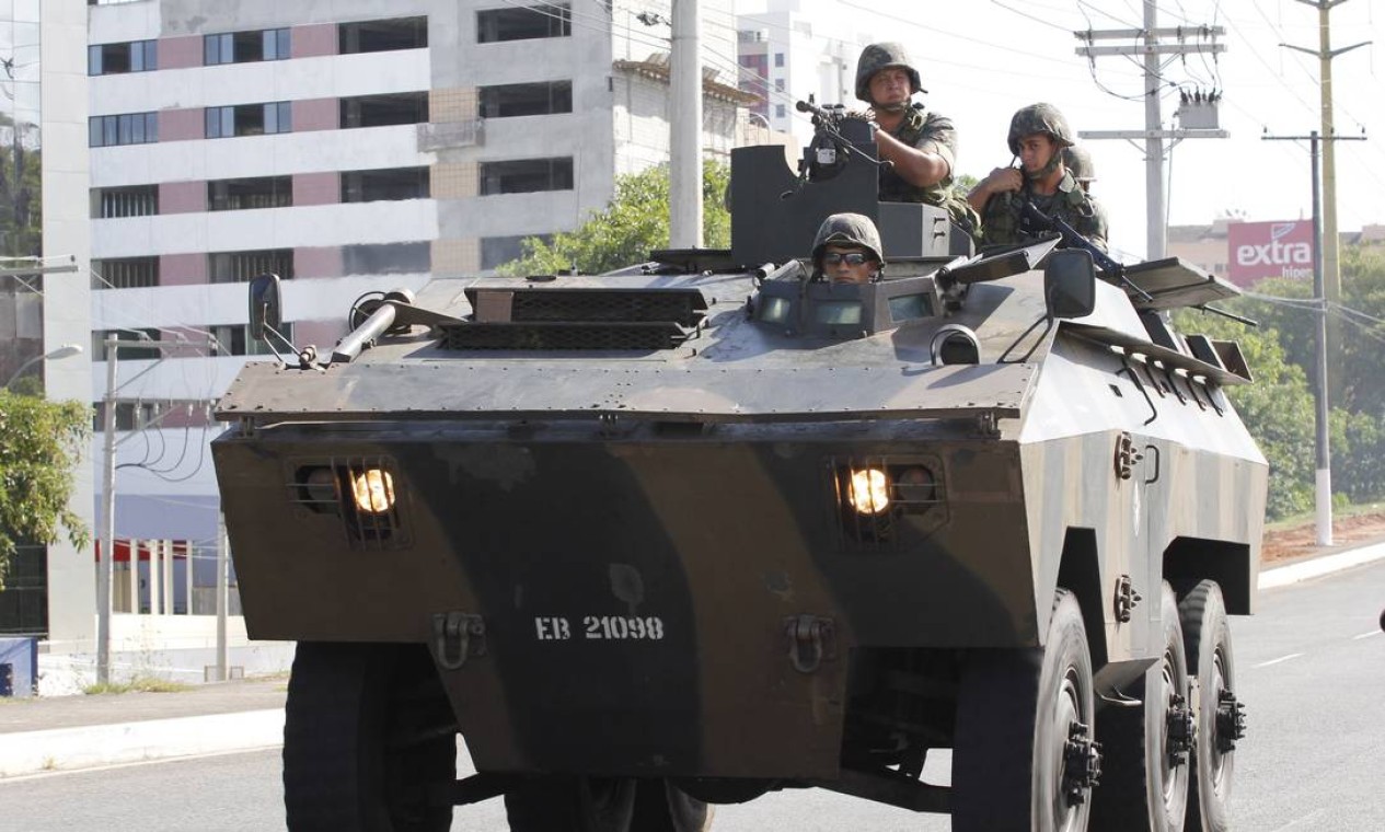 O reforço do policiamento também conta com carros blindados do Exército Brasileiro Foto: Divulgação