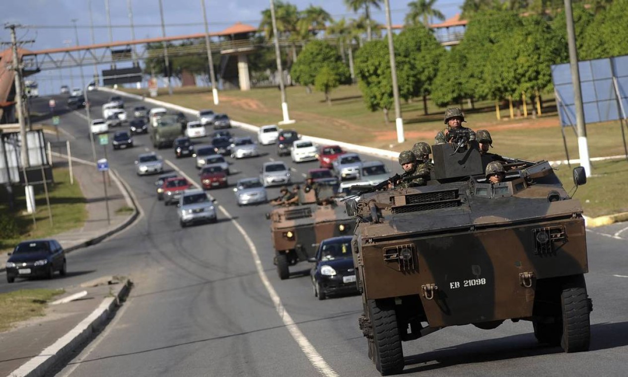 Os carros blindados do Exército Brasileiro já mudam o cenário da capital baiana Foto: Agência Reuters