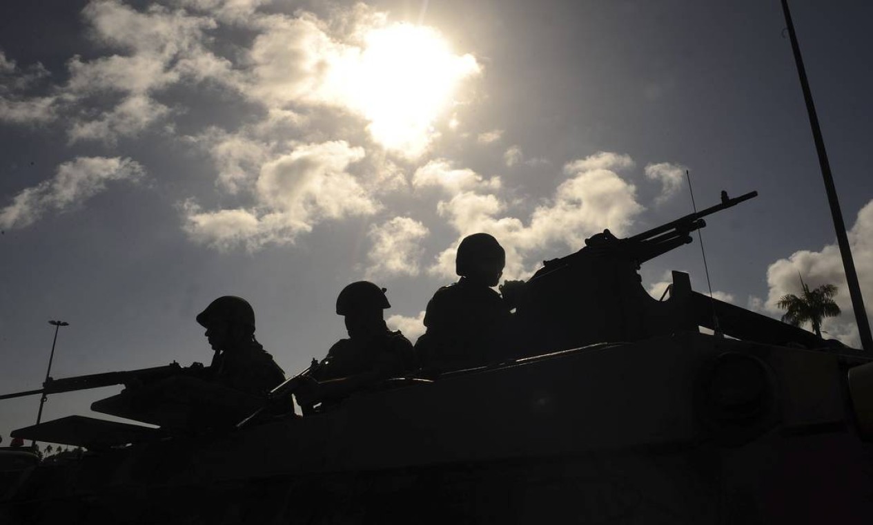 Sob o sol que fez neste domingo em Salvador, soldados do Exército se posicionam para garantir a segurança da cidade Foto: Agência Reuters
