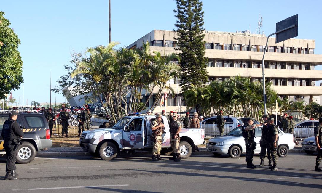 
Militares cercam o prédio da Assembleia Legislativa da Bahia para conter grevistas
Foto: Divulgação Governo da Bahia / Adenilson Nunes