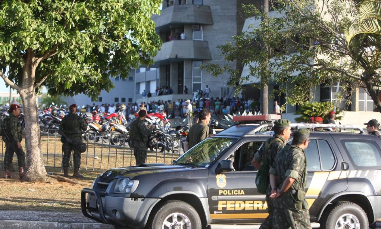 Em um dos confrontos, os manifestantes chegaram a jogar dois tijolos e dois sacos de carvão contra a tropa das Forças Armadas Foto: Divulgação / Governo da Bahia