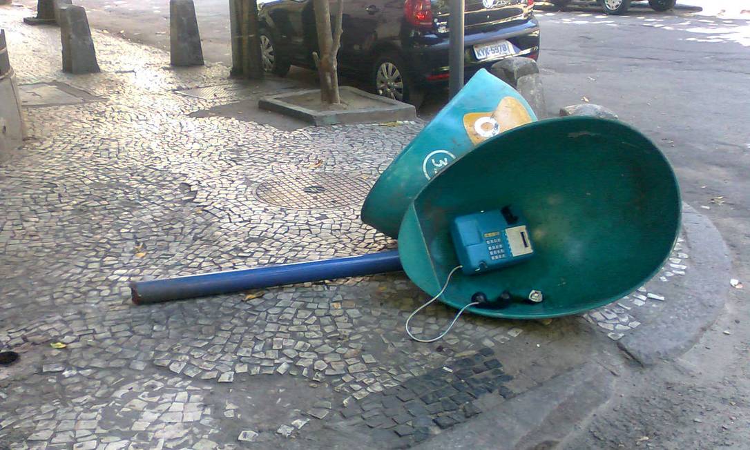 Hans Rivas Orelhão quebrado obstrui calçada por cinco dias em Botafogo - Jornal O ...