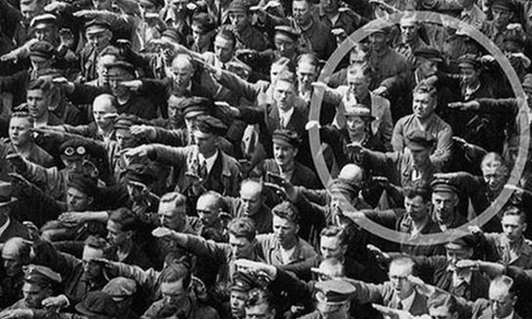 
No destque, August Landmesser de braços cruzados durante saudação nazista
Foto: Reprodução