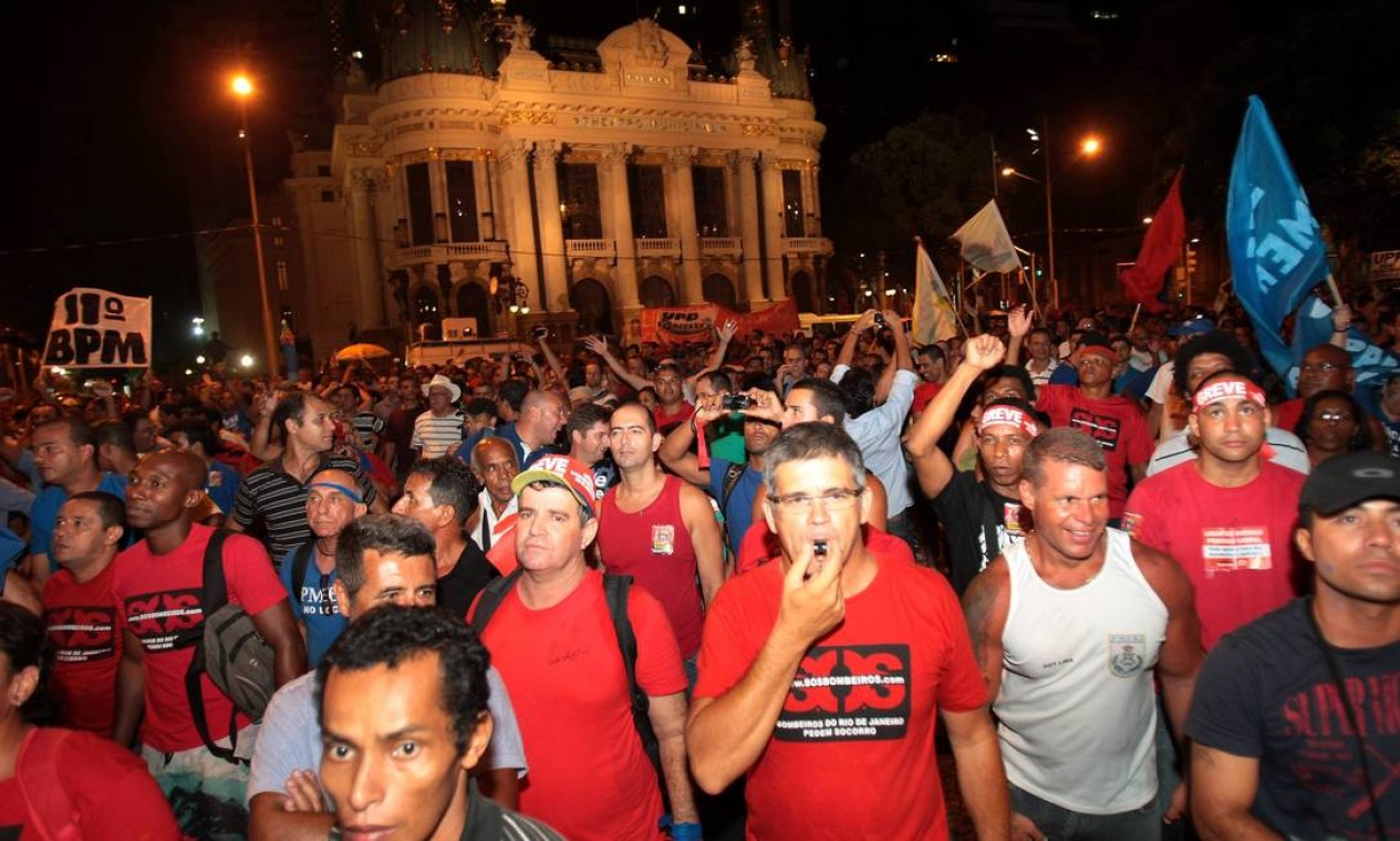 Representantes das polícias Militar, Civil e dos Bombeiros anunciaram uma greve no fim da noite da quinta-feira Foto: Marcelo Piu / O Globo