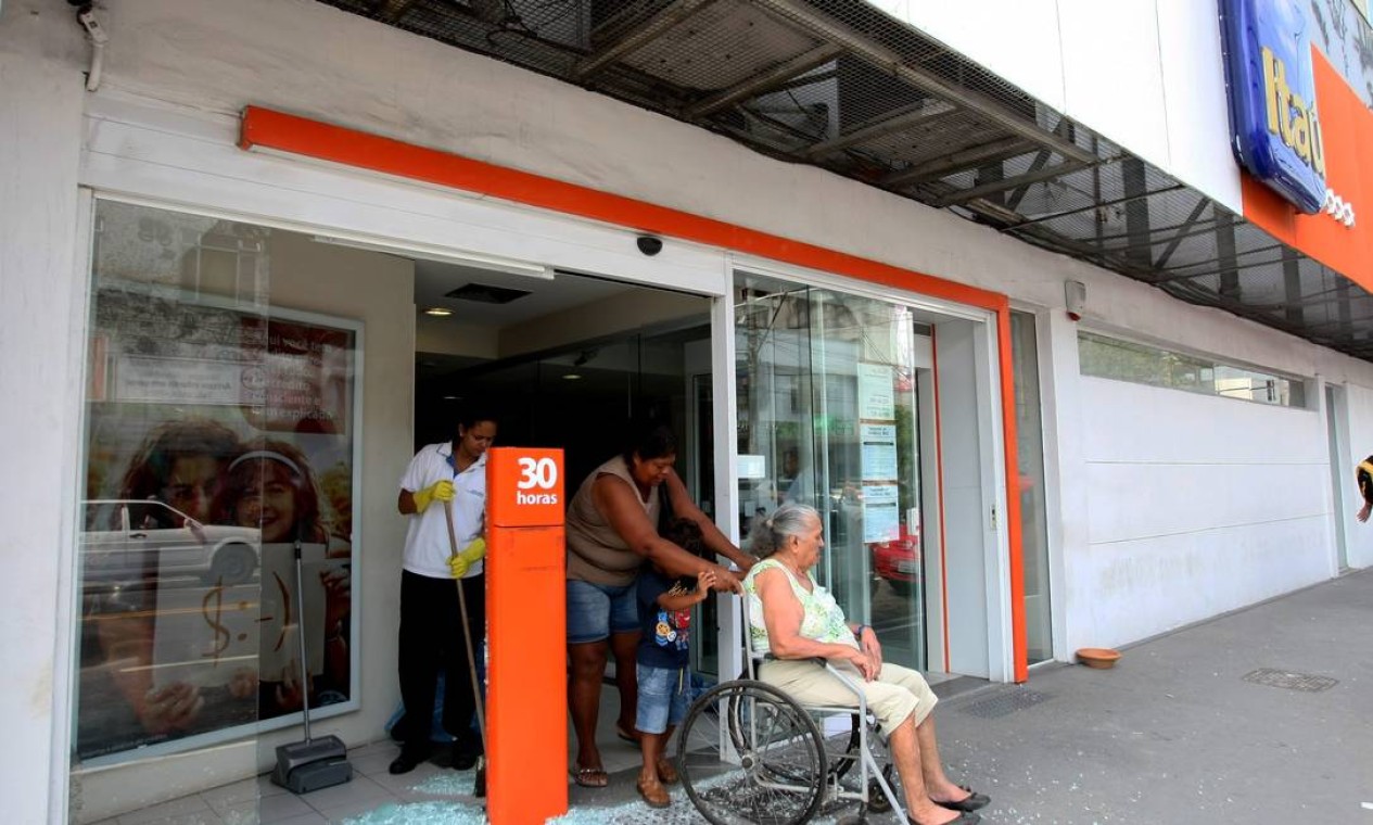 Uma agência da Caixa Econômica foi depredada no bairro do Paraíso, em São Gonçalo. Por enquanto, não há confirmação de que o ato de vandalismo esteja associado à greve da PM Foto: Carlos Ivan / O Globo