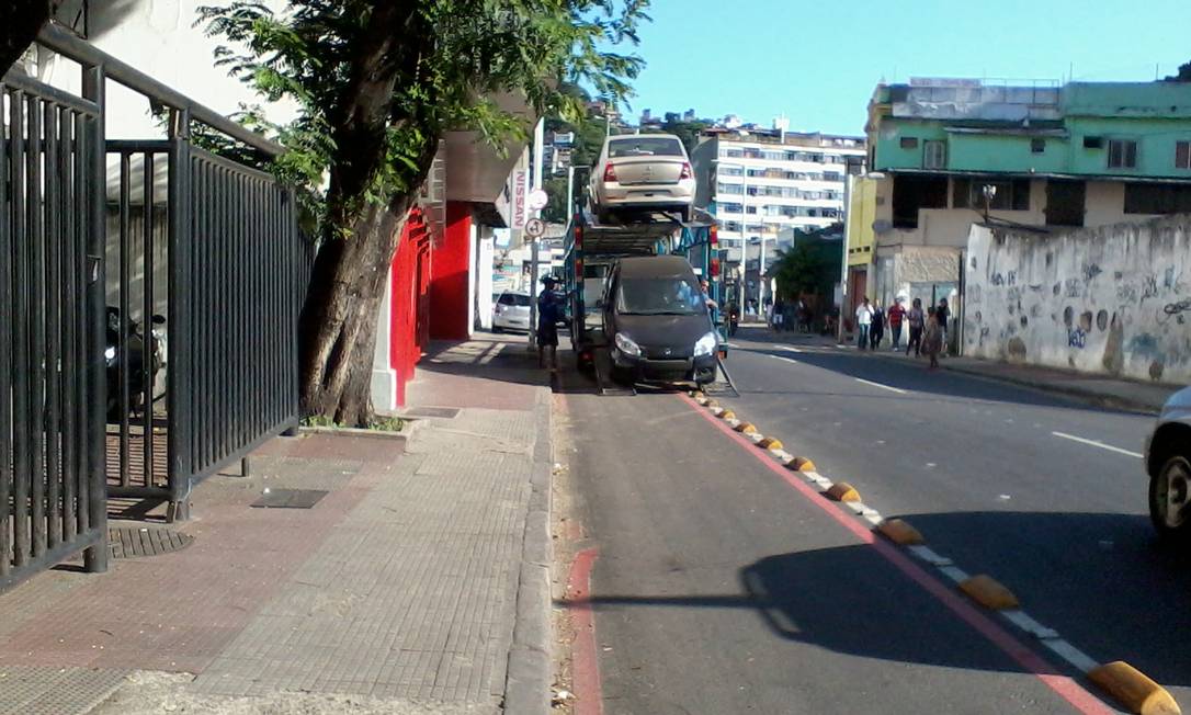 
Caminhão descarrega carros sobre ciclovia em Botafogo
Foto: Foto da leitora Flora Fernandes / Eu-Repórter