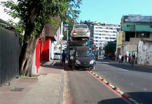 Fradinhos não impedem estacionamento sobre calçadas - Jornal O Globo
