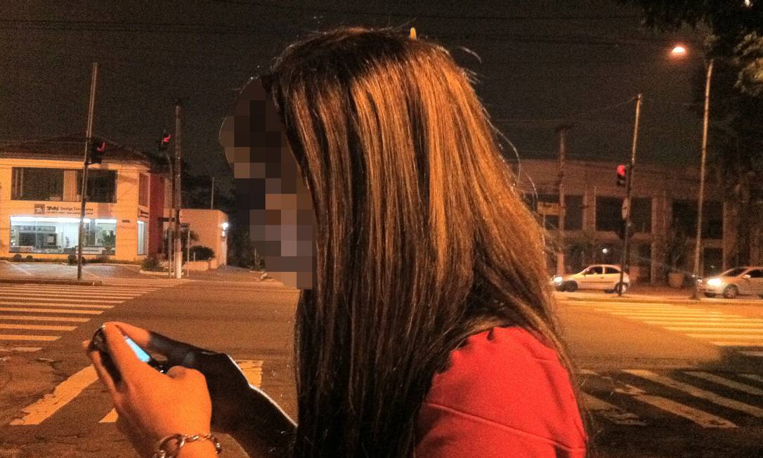 
O travesti L., de 19 anos, se prostitui em uma calçada de São Paulo
Foto: Agência O Globo / Cleide Carvalho