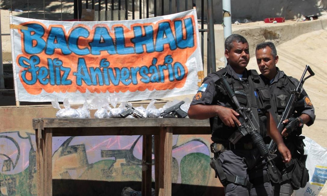 Três bandidos em fuga invadem escola na Pavuna - Jornal O Globo