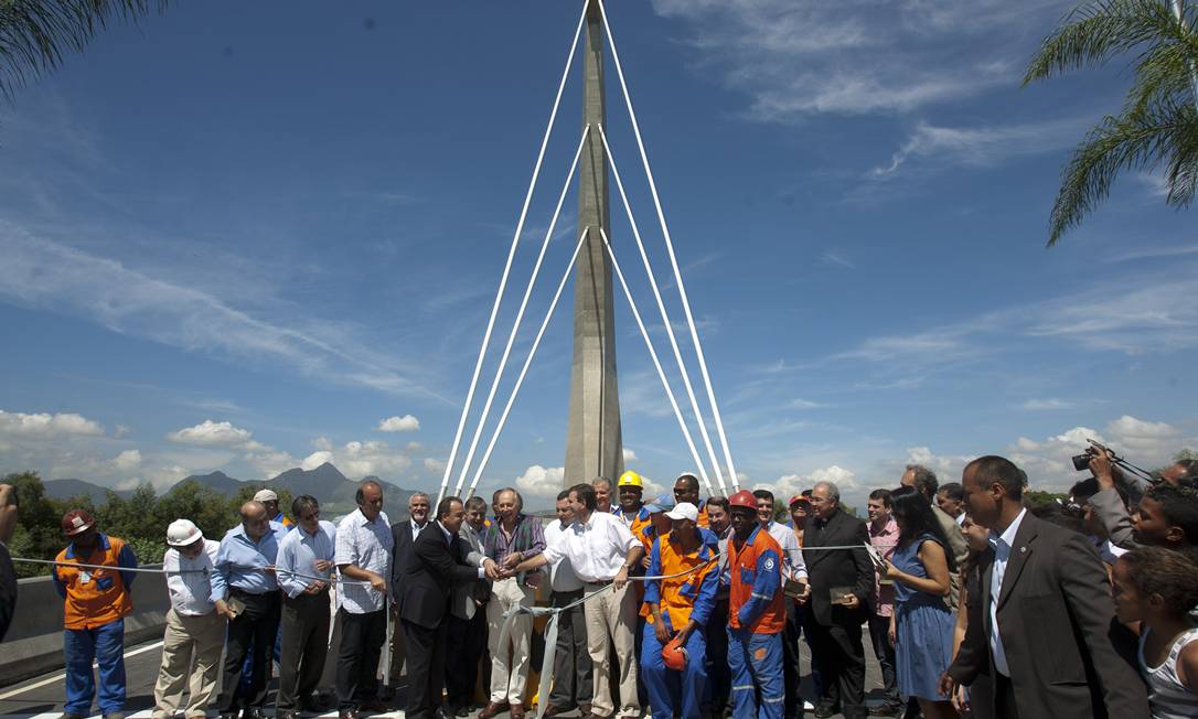 
O governador Sérgio Cabral e o prefeito do Rio, Eduardo Paes, durante a inauguração da Ponte Estaiada da Ilha do Fundão
Foto: Rafael Andrade / O Globo
