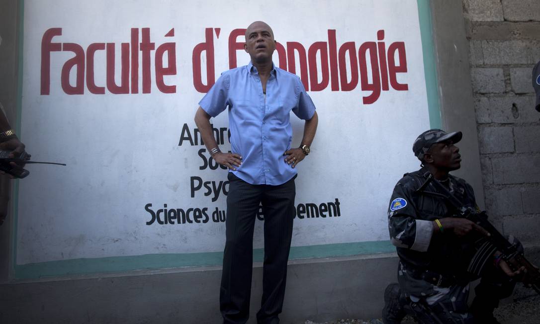 Presidente do Haiti é apedrejado no carnaval de Porto ...