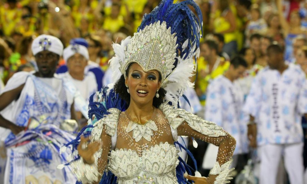 A atriz Sheron Menezes, rainha da bateria da Portela Foto: Guilherme Pinto / O Globo