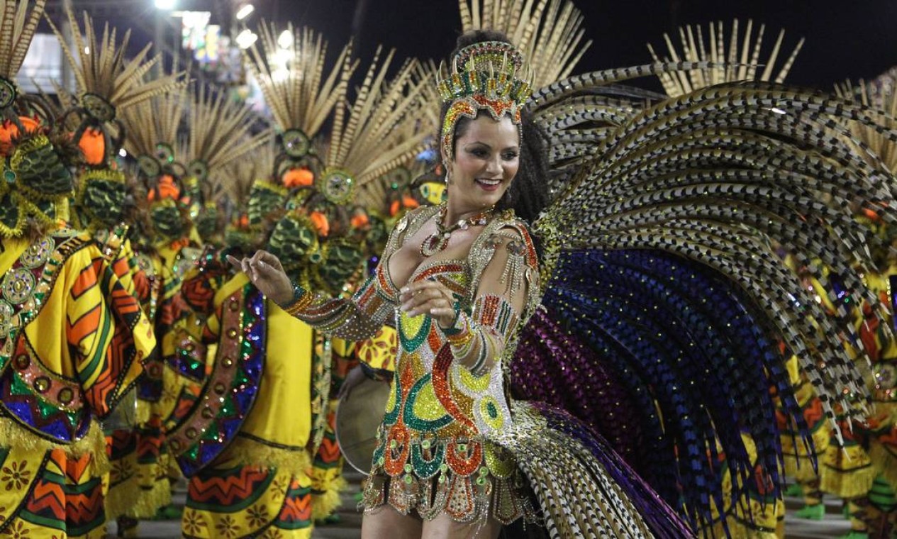 A atriz e modelo Luiza Brunet, que há 29 anos desfila como rainha de bateria da Imperatiz Leopoldinense Foto: Márcia Foletto / O Globo