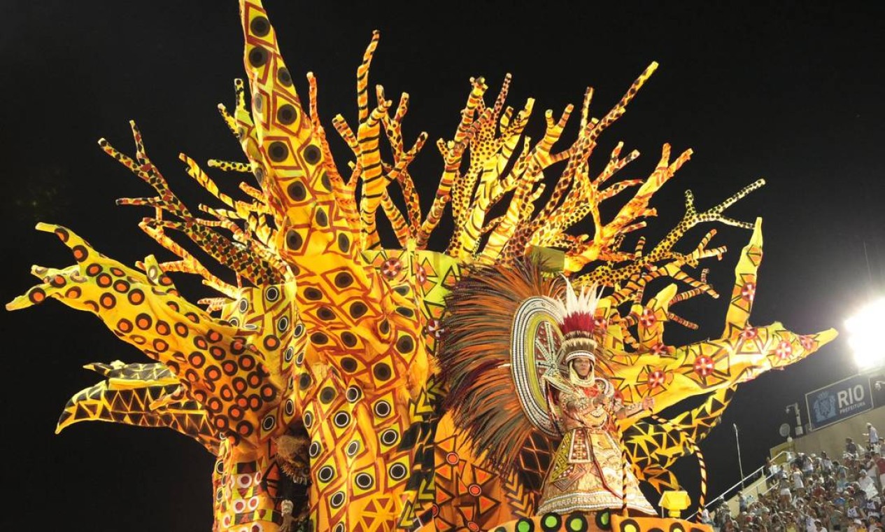 Um dos carros alegóricos da Vila Isabel. Esta foi a primeira incursão da carnavalesca Rosa Magalhães pelo tema África Foto: Marcelo Piu / O Globo