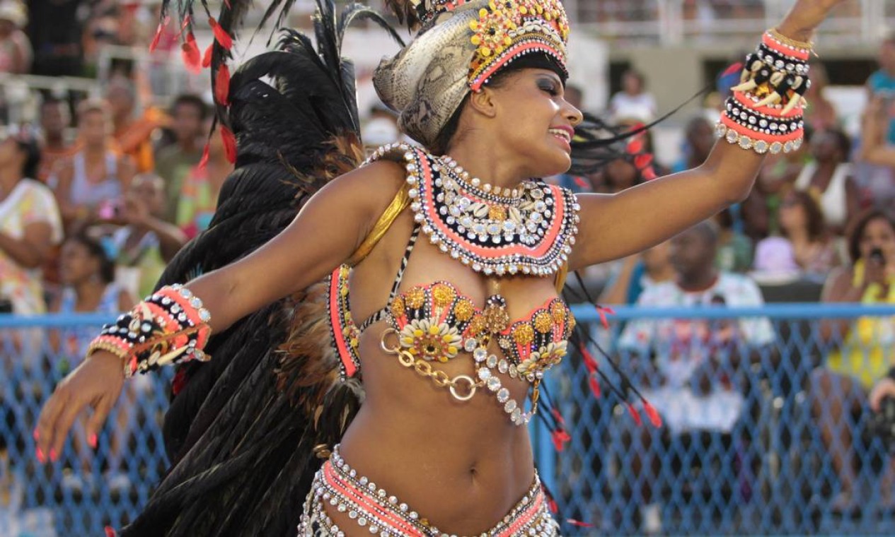 Quitéria Chagas embeleza o desfile da Vila, que homenageia a África Foto: Gabriel de Paiva / O Globo