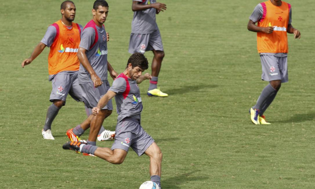 jogadores de futebol se preparam para chutar a bola durante o jogo