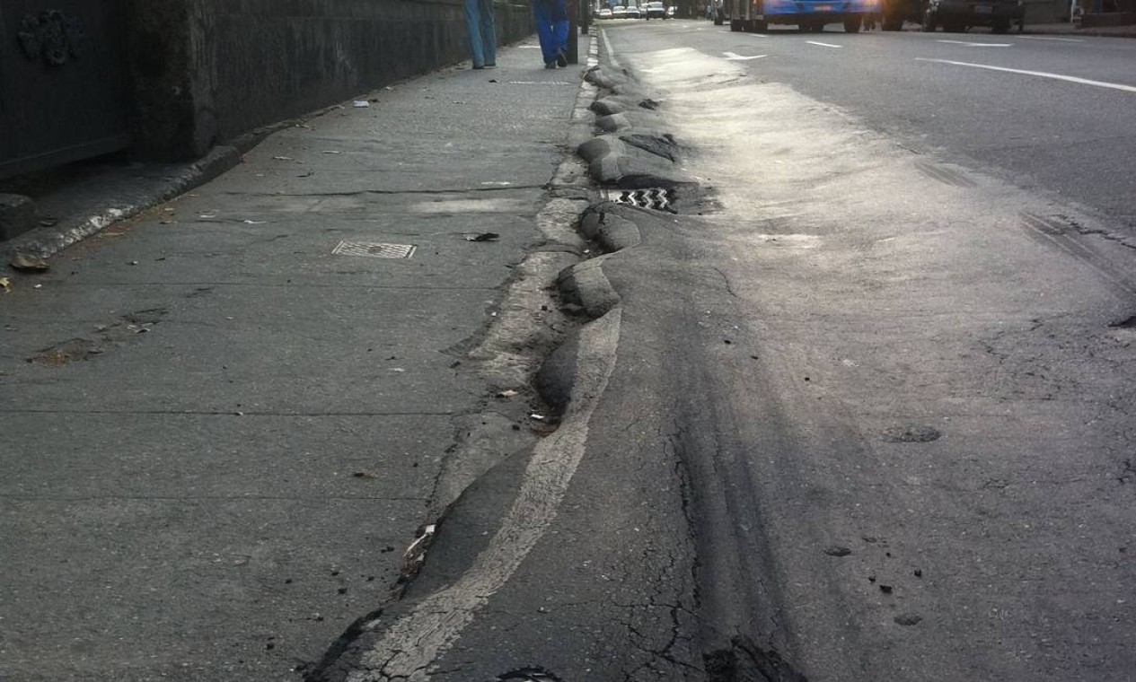Já na Rua São Clemente, em Botafogo, ondulações no asfalto prejudicam ciclistas e motoristas Foto: Foto do leitor Bernardo Costa