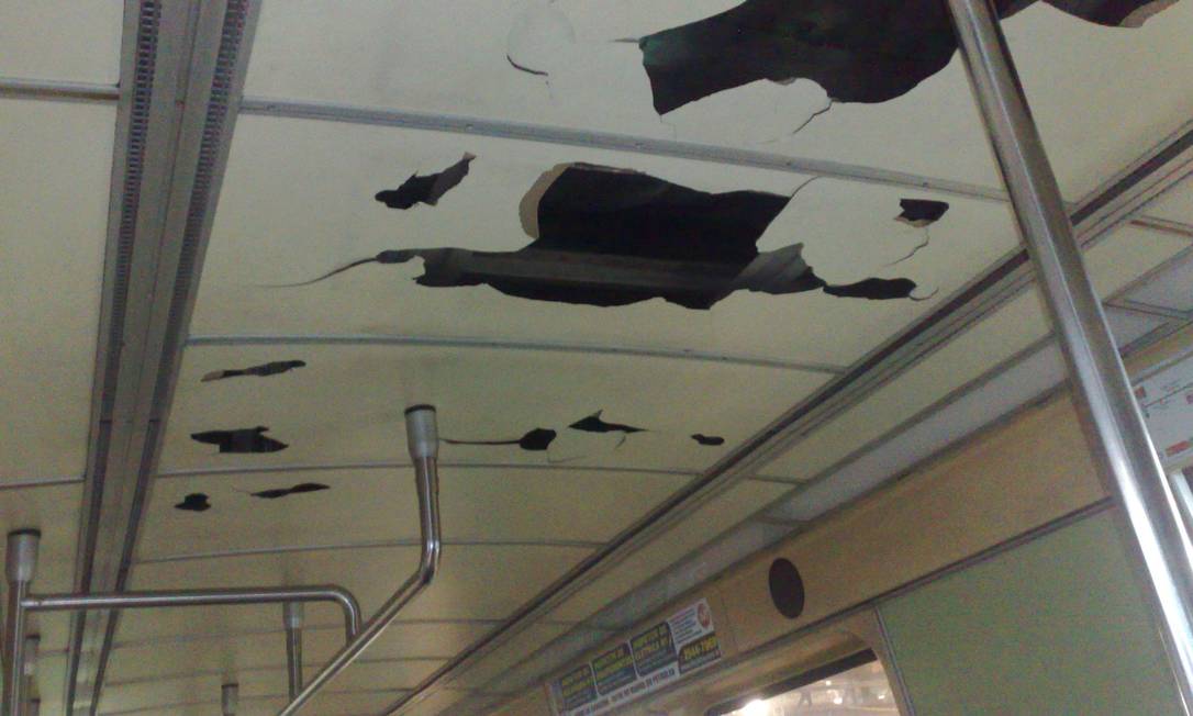 
Teto de uma composições do metrô destruído por um grupo de foliões
Foto: Divulgação