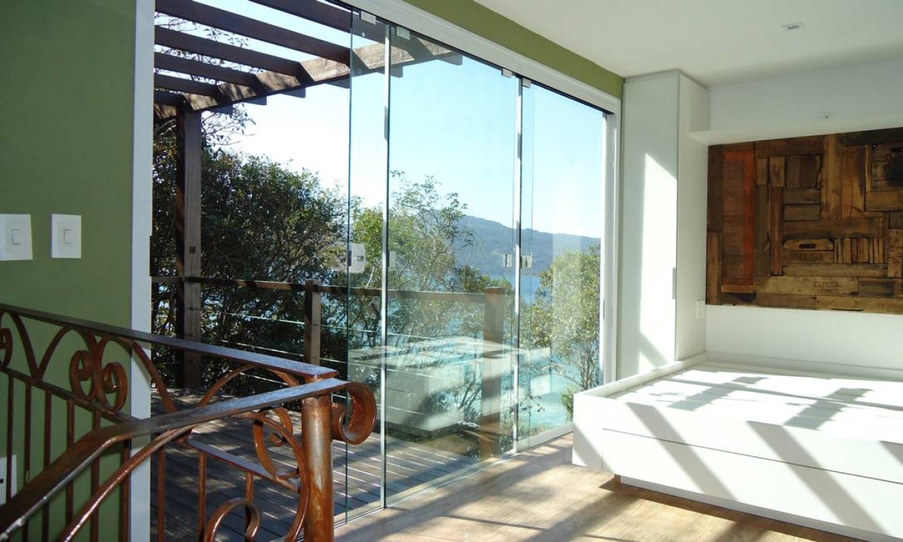 Em Florianópolis, a arquiteta Lívia Ferraro substituiu as paredes do contêiner por vidros em casa de frente para o mar Foto: Divulgação/ Lívia Ferraro
