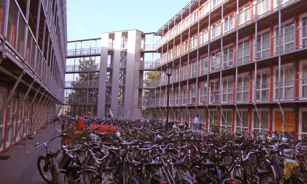 Em Amsterdã, o pátio da vila de estudantes construída pela Tempohousing tem até estacionamento de bicicletas Foto: Divulgação/ Tempohousing