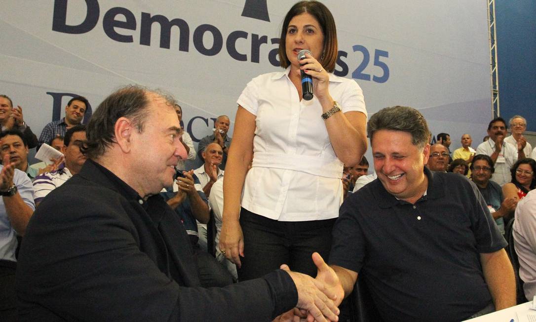 
Ex-adversários, Cesar Maia e Garotinho aparecem juntos pela primeira vez em um evento público depois de acertarem aliança entre DEM e PR
Foto: Carlos Ivan / O Globo