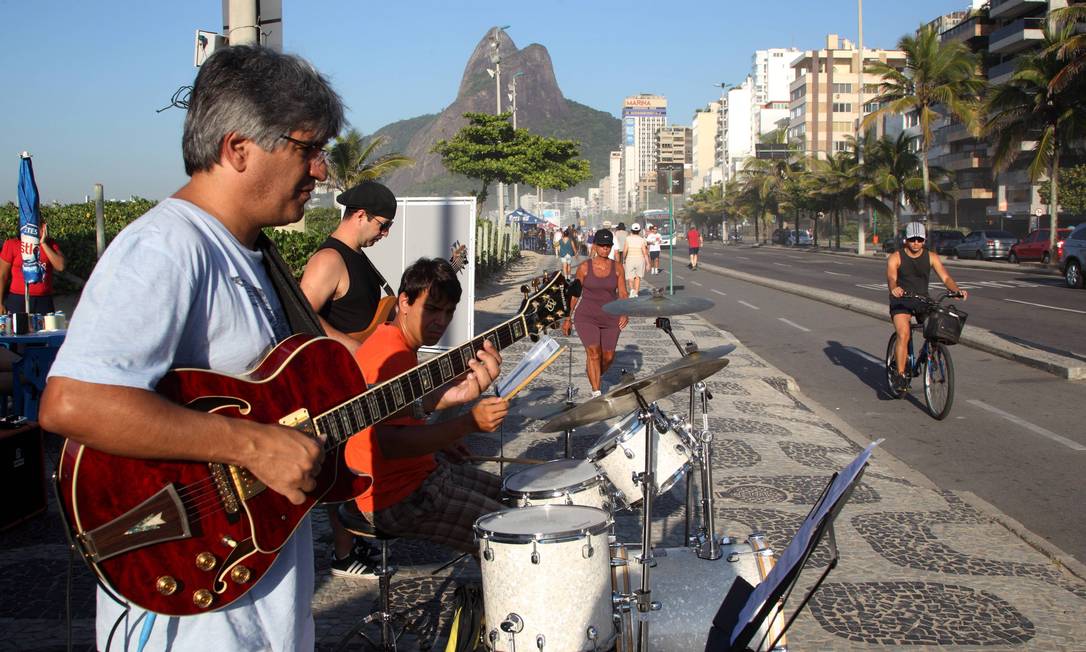 
Aniversário da cidade do Rio de Janeiro: promoção do GLOBO leva músicos à orla da Zona Sul. Na foto, Trio Gustavo Schneider se apresenta no Leblon
Foto: Márcia Foletto / Agência O Globo
