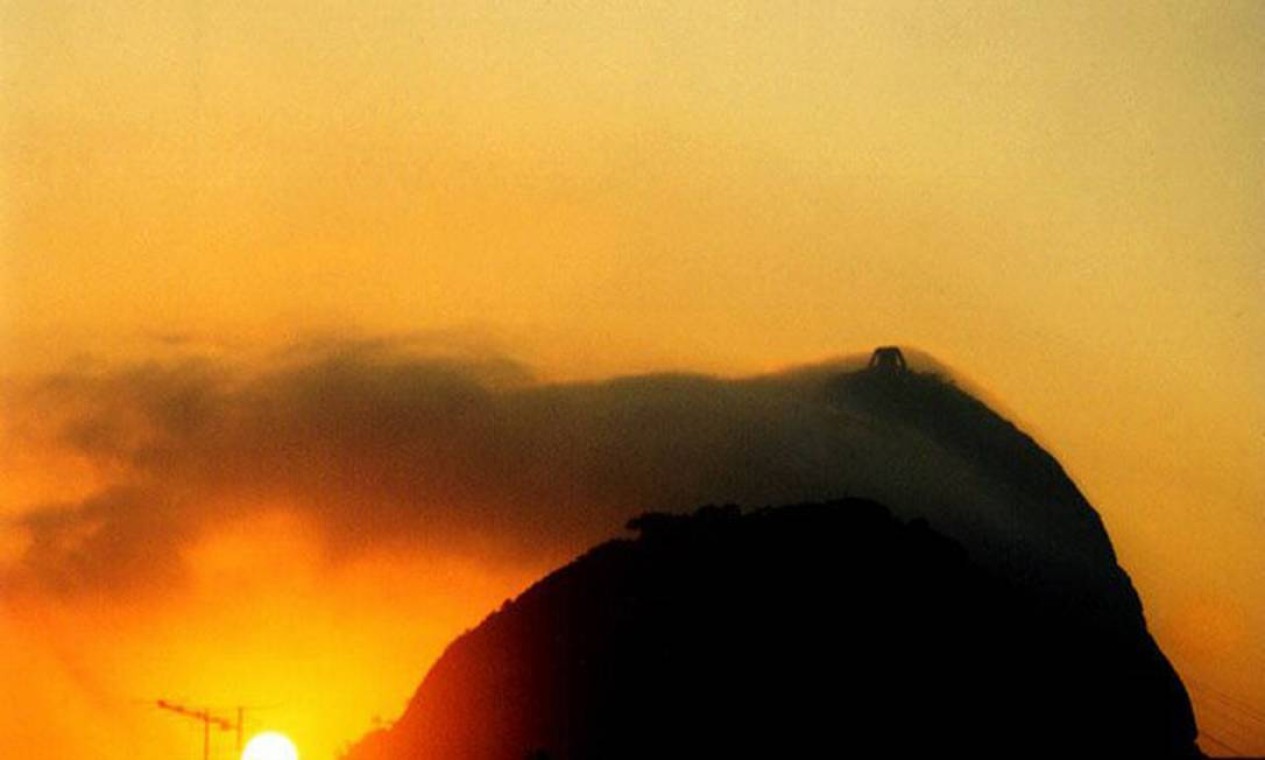 E a cada dia, o Morro da Urca ganha um presente dos céus, como mostra a leitora Adriana Vilaron Foto: Eu-repórter / Leitora Adriana Vilaron