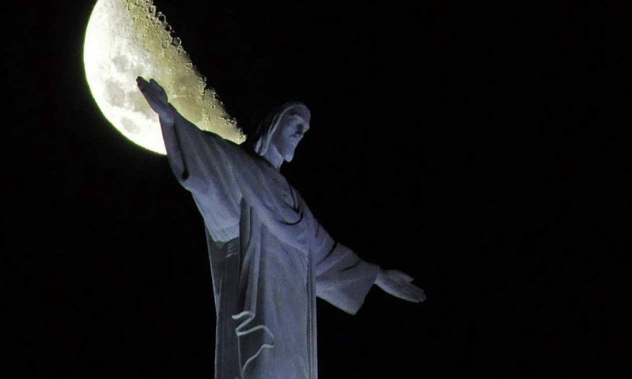 A lua parece ‘escoltar’ o Cristo Redentor, no clique do leitor Cláudio Ferreira Foto: Eu-repórter / Leitor Cláudio Ferreira