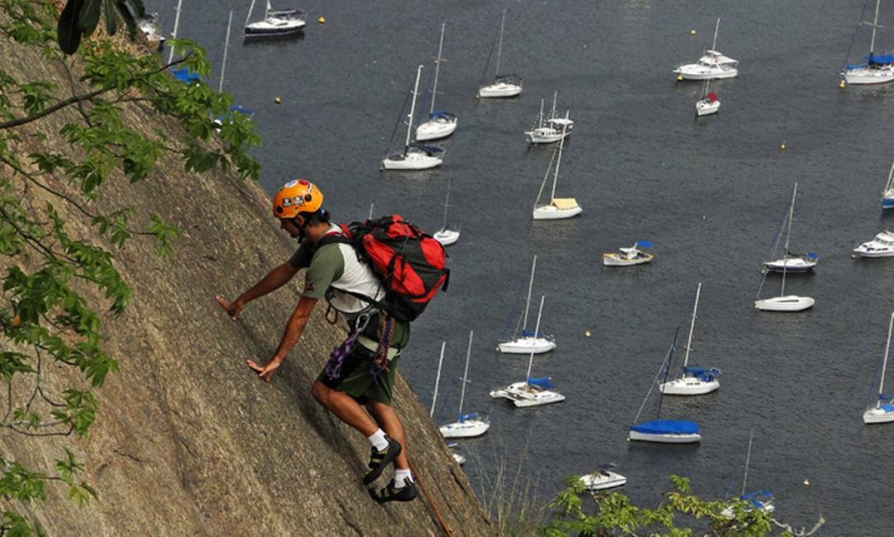 Montanhista se aventura em escalada no Morro da Urca Foto: Eu-repórter / José Conde