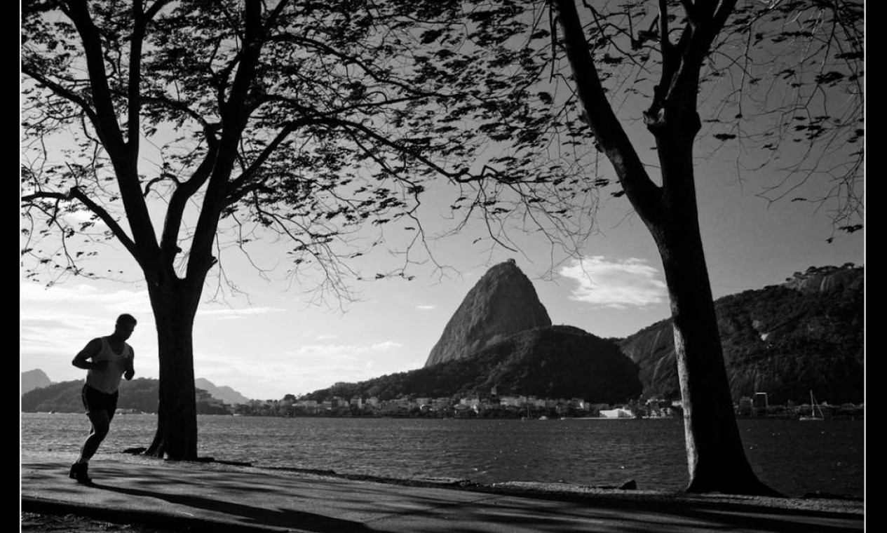 Até em preto e branco, a paisagem do Aterro do Flamengo é bela, diz o leitor Foto: Eu-repórter / Leitor Milton Ostetto